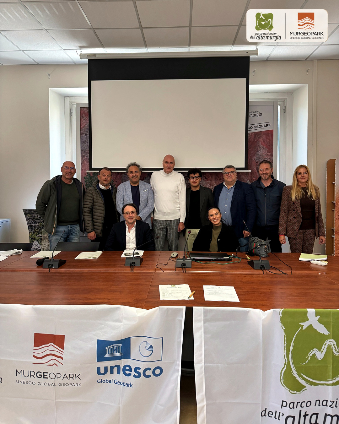 Foto di gruppo con i rappresentanti del parco
